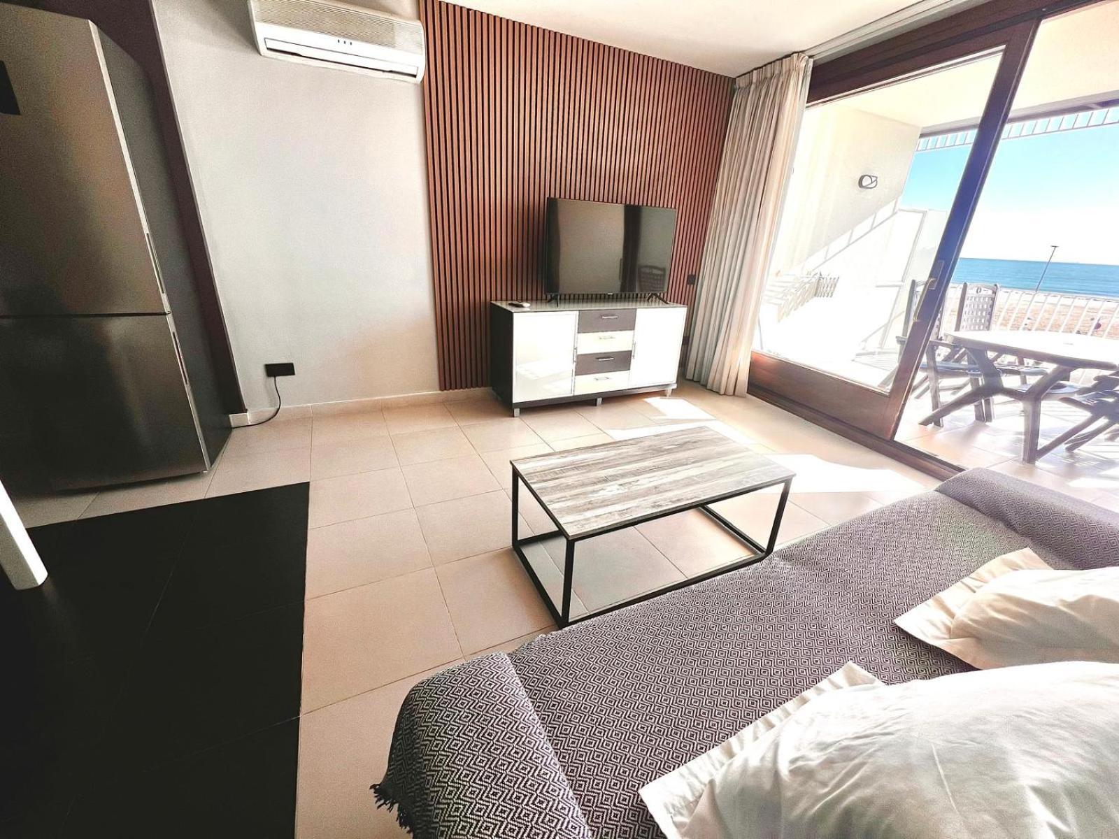 קמברילס Apartaments Voramar מראה חיצוני תמונה