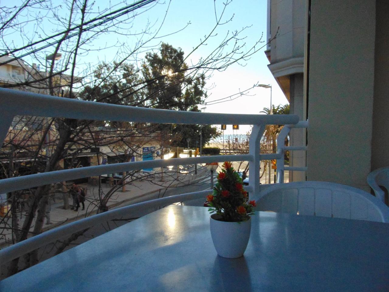 קמברילס Apartaments Voramar מראה חיצוני תמונה
